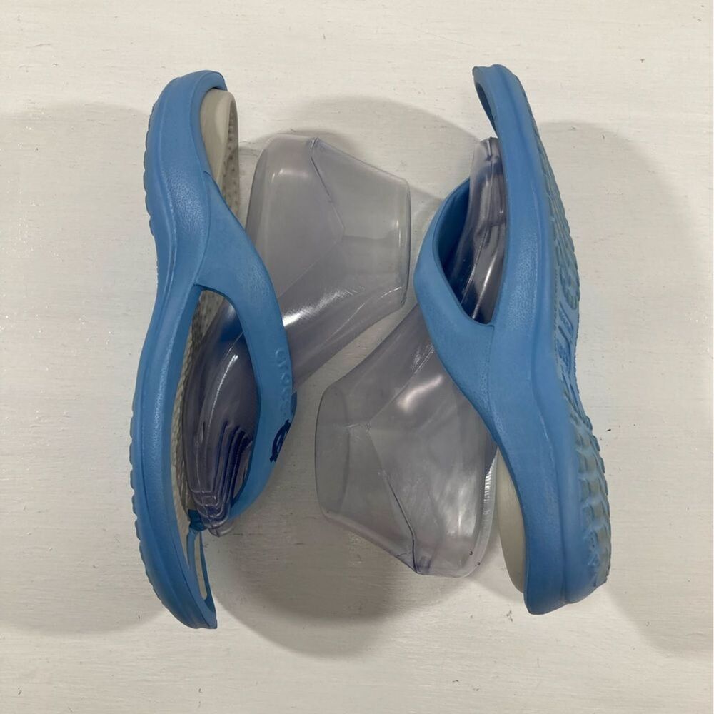 UNC Crocs Thong Sandals Unisex M6 W8 Blue Gray Flip Flop Like New - Picture 4 of 9